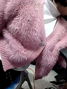 Snapshot of Haralushiaaa chatting on 14, 12, 2025 Haralushiaaa online show from 14, 12, 2025