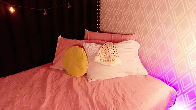 Snapshot of littleebluee chatting on 5, 12, 2025 littleebluee online show from 5, 12, 2025