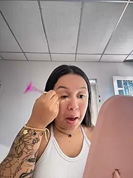 Pretty Isadora online show from 1, 2, 2025