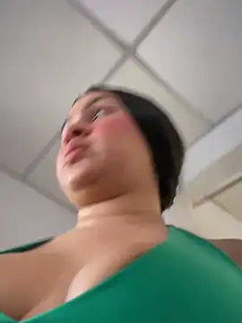 Pretty Isadora online show from 13, 2, 2025