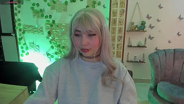 Snapshot of Fiore_Sanz_ chatting on 6, 4, 2026 Fiore Sanz online show from 6, 4, 2026