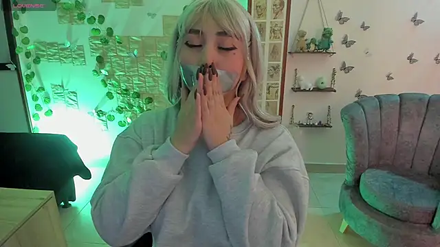 Snapshot of Fiore_Sanz_ chatting on 6, 4, 2026 Fiore Sanz online show from 6, 4, 2026