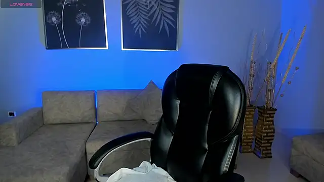 SamanthaKlein  online show from 28, 1, 2025