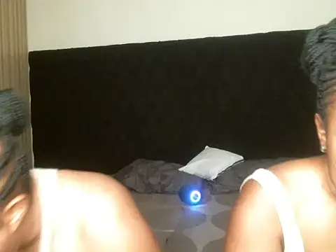 Snapshot of R-thequeen chatting on 15, 11, 2025 R-thequeen online show from 15, 11, 2025