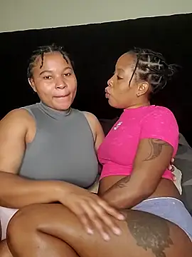 Snapshot of R-thequeen chatting on 27, 11, 2025 R-thequeen online show from 27, 11, 2025