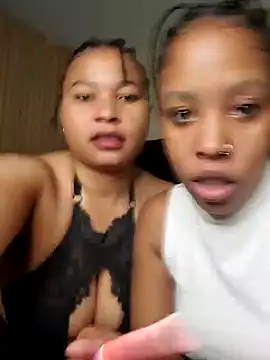 Snapshot of R-thequeen chatting on 1, 12, 2025 R-thequeen online show from 1, 12, 2025