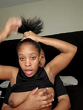 Snapshot of R-thequeen chatting on 14, 12, 2025 R-thequeen online show from 14, 12, 2025