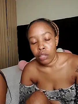 Snapshot of R-thequeen chatting on 15, 4, 2026 R-thequeen online show from 15, 4, 2026