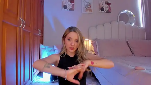 Snapshot of martinaaricci chatting on 3, 3, 2026 martinaaricci online show from 3, 3, 2026