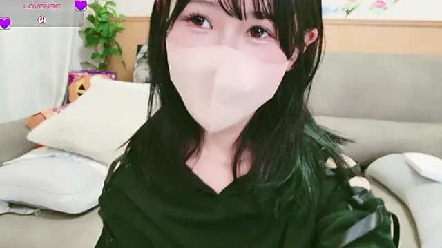 Snapshot of Conatsu chatting on 25, 10, 2025 Conatsu online show from 25, 10, 2025