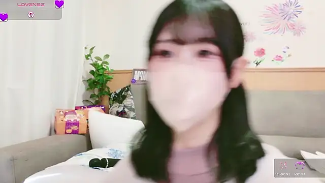 Snapshot of Conatsu chatting on 29, 10, 2025 Conatsu online show from 29, 10, 2025