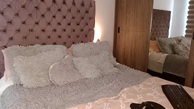 Roussmariehenao online show from 12, 10, 2025