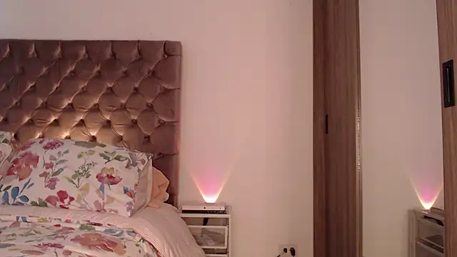 Roussmariehenao online show from 17, 12, 2025