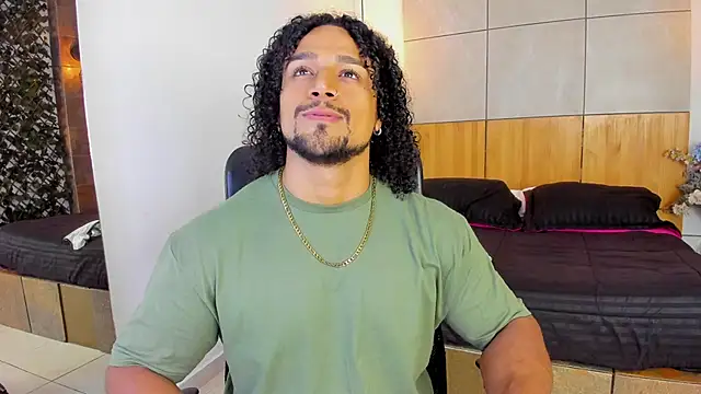 Snapshot of MikeEstevess chatting on 3, 3, 2025 MikeEstevess online show from 3, 3, 2025