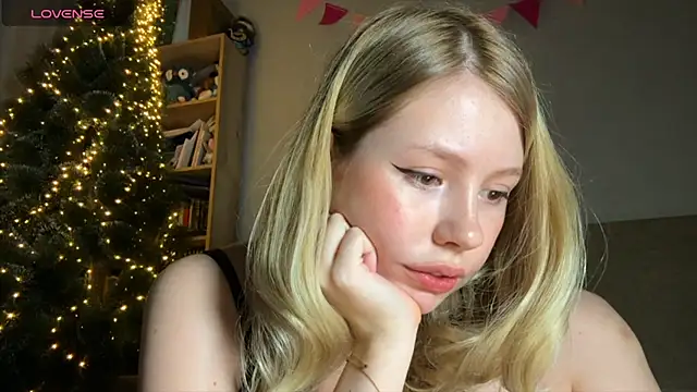 Snapshot of HoneyAudrey chatting on 19, 12, 2024 HoneyAudrey online show from 19, 12, 2024