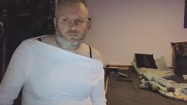 Snapshot of ShyBoy1982 chatting on 19, 4, 2026 ShyBoy1982 online show from 19, 4, 2026