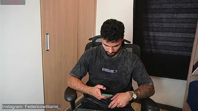 Snapshot of Derek_w chatting on 14, 11, 2025 Derek w online show from 14, 11, 2025