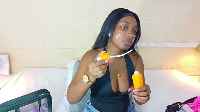 Snapshot of Shamiraa_moore chatting on 18, 10, 2025 Shamiraa moore online show from 18, 10, 2025