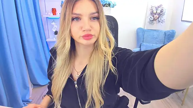 Snapshot of SelenaeMoore chatting on 21, 10, 2025 SelenaeMoore online show from 21, 10, 2025