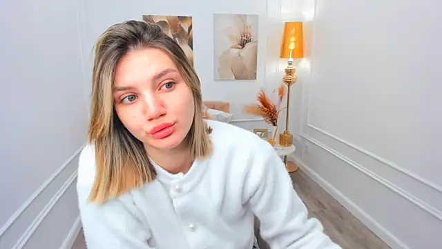 SelenaeMoore online show from 11, 4, 2026