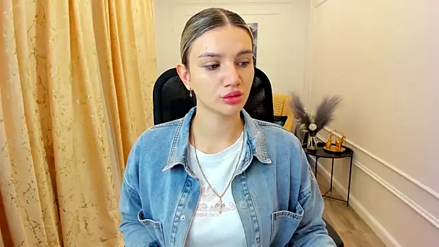 Snapshot of SelenaeMoore chatting on 17, 6, 2026 SelenaeMoore online show from 17, 6, 2026