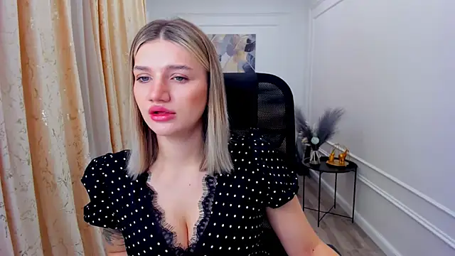 Snapshot of SelenaeMoore chatting on 18, 6, 2026 SelenaeMoore online show from 18, 6, 2026