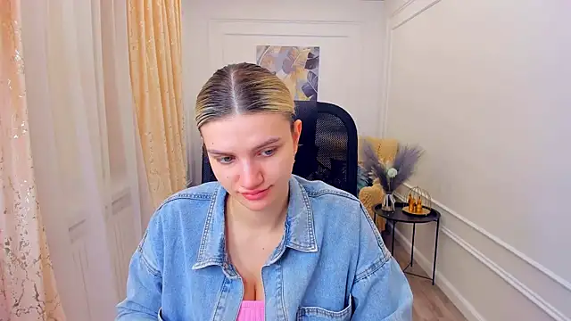 Snapshot of SelenaeMoore chatting on 21, 6, 2026 SelenaeMoore online show from 21, 6, 2026