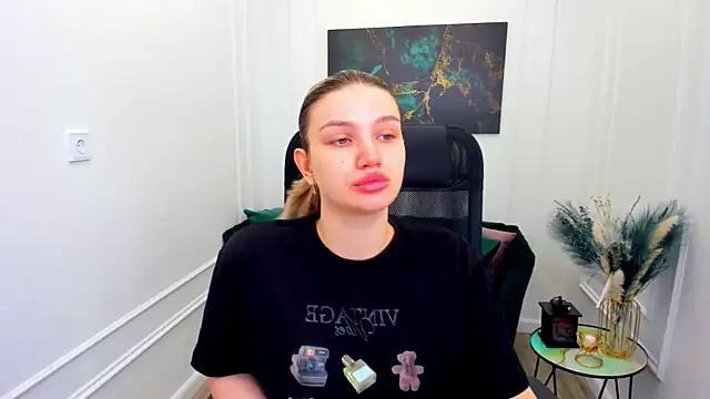 Snapshot of SelenaeMoore chatting on 27, 6, 2026 SelenaeMoore online show from 27, 6, 2026
