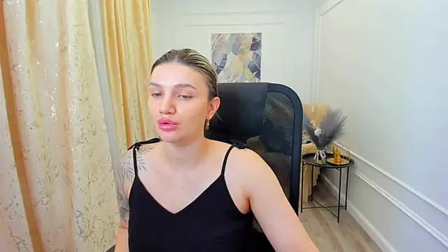 Snapshot of SelenaeMoore chatting on 4, 7, 2026 SelenaeMoore online show from 4, 7, 2026
