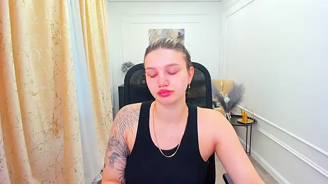 Snapshot of SelenaeMoore chatting on 8, 7, 2026 SelenaeMoore online show from 8, 7, 2026