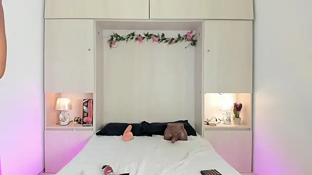 Snapshot of KendallRosse1 chatting on 4, 12, 2025 KendallRosse1 online show from 4, 12, 2025