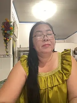 Snapshot of NDith chatting on 3, 11, 2025 NDith online show from 3, 11, 2025