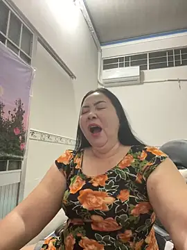 Snapshot of NDith chatting on 6, 11, 2025 NDith online show from 6, 11, 2025