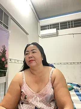 Snapshot of NDith chatting on 8, 11, 2025 NDith online show from 8, 11, 2025