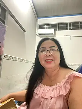 Snapshot of NDith chatting on 10, 11, 2025 NDith online show from 10, 11, 2025