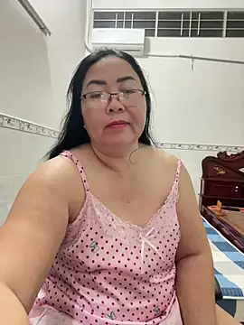 Snapshot of NDith chatting on 13, 11, 2025 NDith online show from 13, 11, 2025