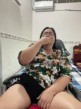 Snapshot of NDith chatting on 24, 11, 2025 NDith online show from 24, 11, 2025