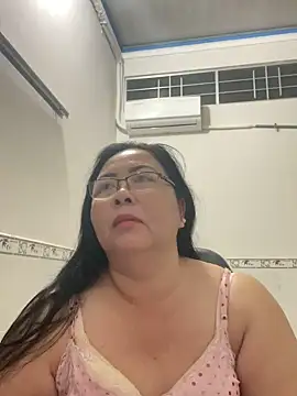 Snapshot of NDith chatting on 2, 12, 2025 NDith online show from 2, 12, 2025