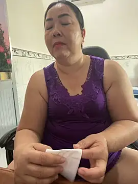 Snapshot of NDith chatting on 3, 12, 2025 NDith online show from 3, 12, 2025