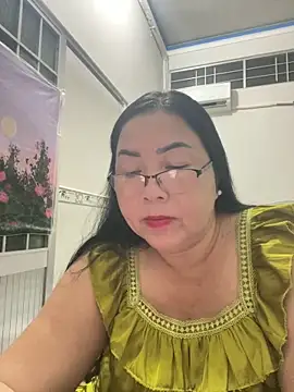 Snapshot of NDith chatting on 4, 12, 2025 NDith online show from 4, 12, 2025