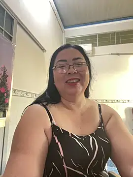 Snapshot of NDith chatting on 4, 12, 2025 NDith online show from 4, 12, 2025