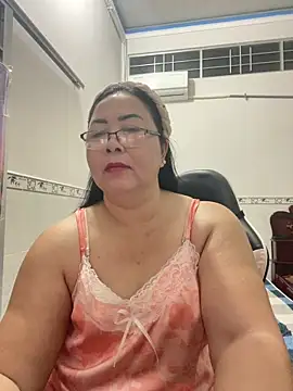 Snapshot of NDith chatting on 5, 12, 2025 NDith online show from 5, 12, 2025