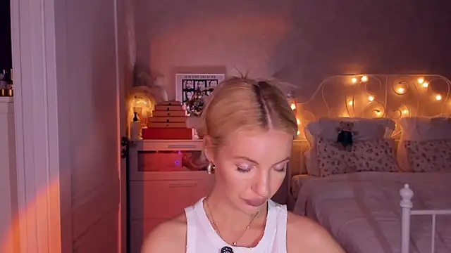 Snapshot of aestetick chatting on 18, 3, 2026 aestetick online show from 18, 3, 2026