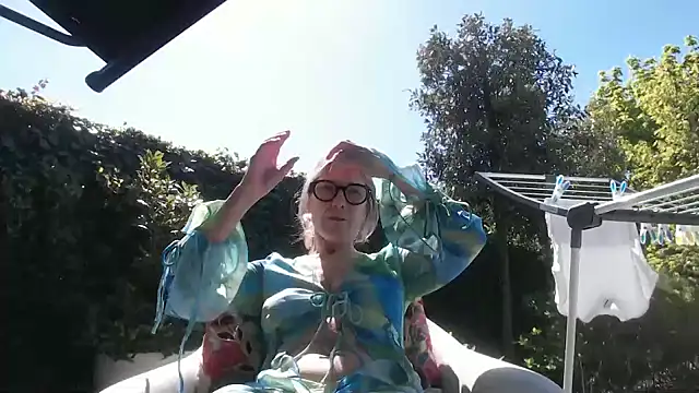 Snapshot of godinflower chatting on 24, 4, 2026 godinflower online show from 24, 4, 2026