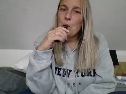 Snapshot of scrummymummy2 chatting on 28, 9, 2025 scrummymummy2 online show from 28, 9, 2025