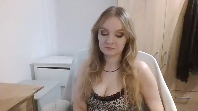 Snapshot of AlmaHoney chatting on 21, 12, 2025 AlmaHoney online show from 21, 12, 2025