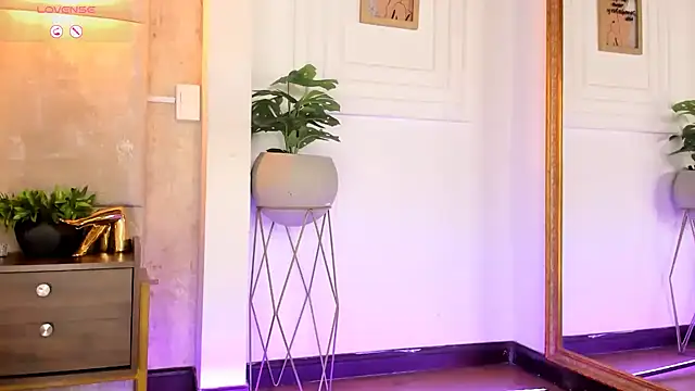 AlessiaLondon online show from 28, 2, 2025