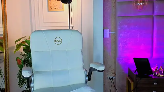 Snapshot of AlessiaLondon chatting on 20, 7, 2026 AlessiaLondon online show from 20, 7, 2026