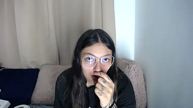 Snapshot of lessliee22_ chatting on 25, 3, 2026 lessliee22 online show from 25, 3, 2026