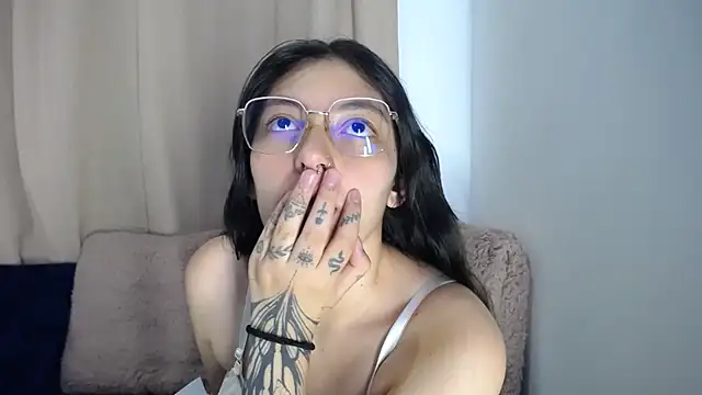 Snapshot of lessliee22_ chatting on 27, 3, 2026 lessliee22 online show from 27, 3, 2026